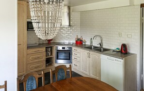 Réfrigérateur, micro-ondes, plaque de cuisson, lave-vaisselle