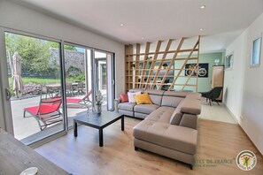 TV, tavolo da calcetto, libri