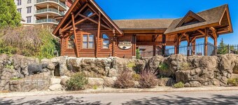 Mountain Views, Amazing Sunsets, Pool, Hot Tub, King Beds, & 1 Mile from Parkway