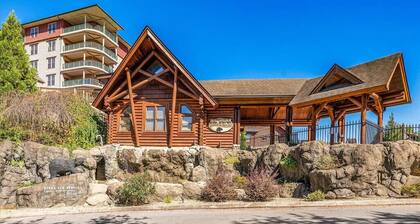 Ground level with Mountain View, Pool, Hot Tub, King Beds, & 1 Mile from Parkway