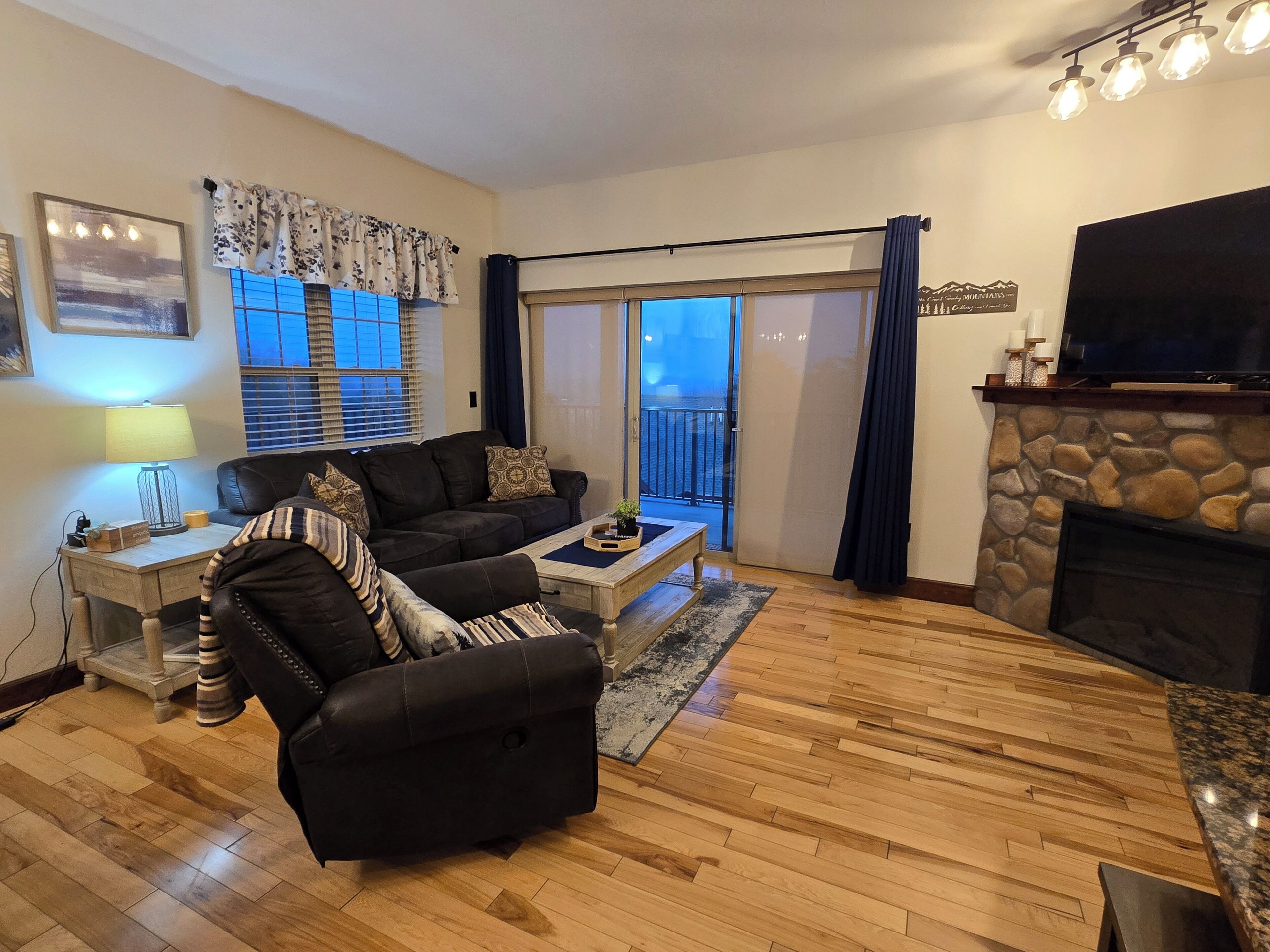 Smart TV, fireplace, DVD player