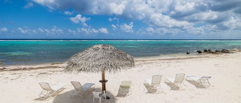 Chaises longues, serviettes de plage