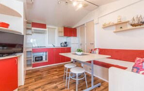 Kühlschrank, Herdplatte, Wasserkocher mit Kaffee-/Teezubehör