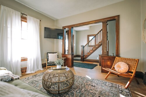 3 Min to downtown & Falls Park, 10 min to Airport - Clean King Bed Home