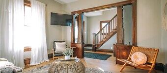 3 Min to downtown & Falls Park, 10 min to Airport - Clean King Bed Home