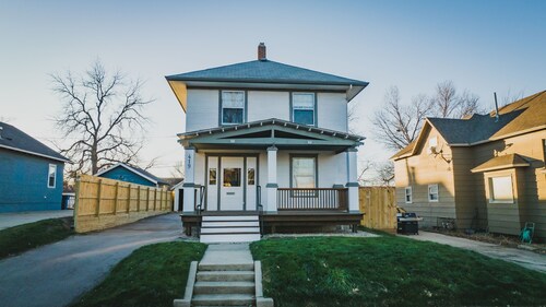 3 Min to downtown & Falls Park, 10 min to Airport - Clean King Bed Home