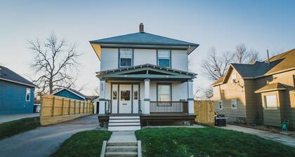 3 Min to downtown & Falls Park, 10 min to Airport - Clean King Bed Home