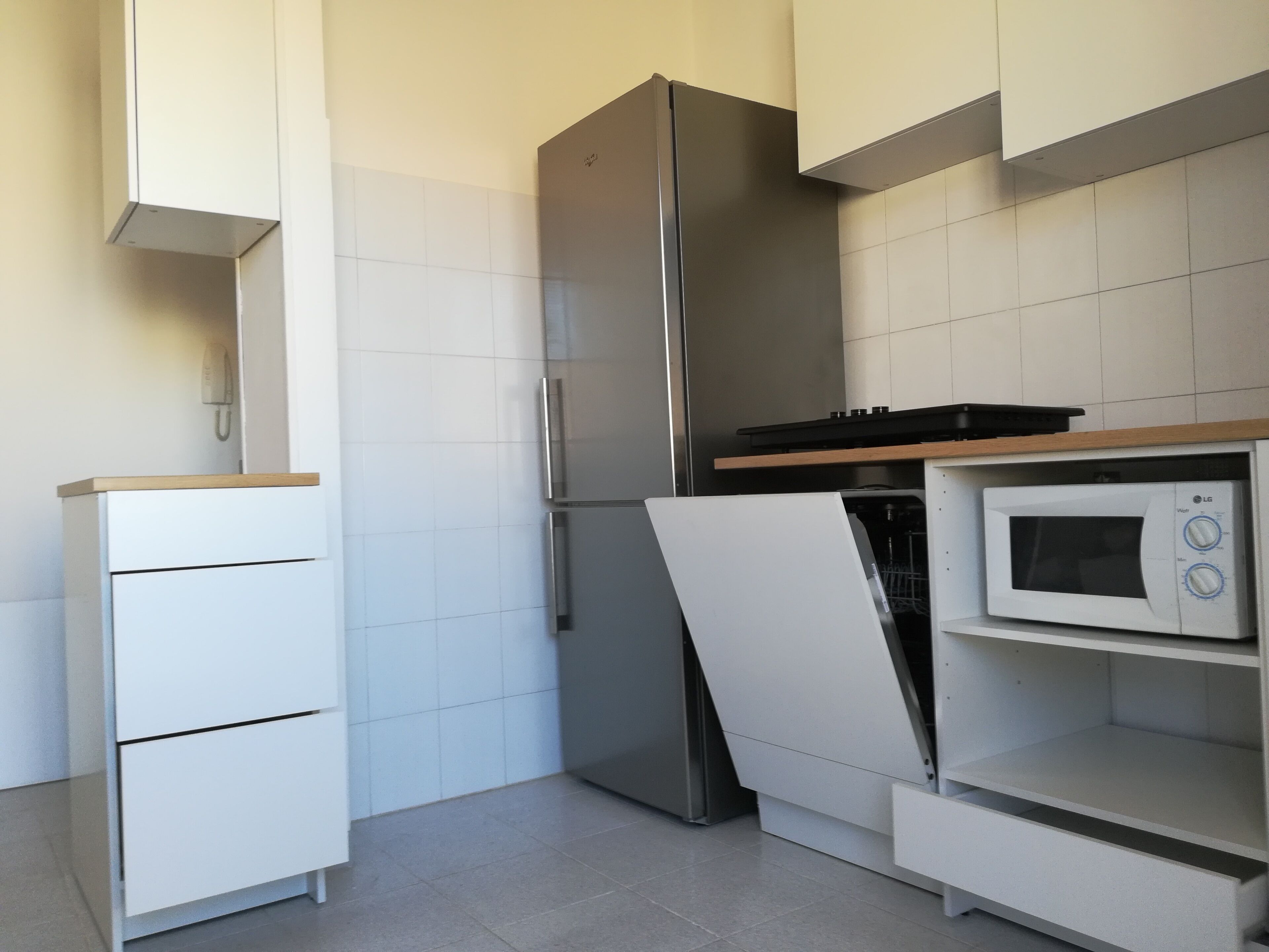 Kühlschrank, Mikrowelle, Herdplatte, Geschirrspüler