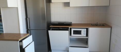 Frigorífico, microondas, placa de cocina y lavavajillas