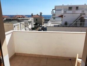 Property grounds - Three-room apartment 40 meters from the beach in Alghero Lido (Alghero)
