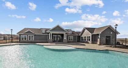 FtWorth NR DFW airport Wifi gym pool 1/1 Garage