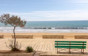 Una spiaggia nelle vicinanze, pesca