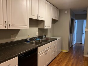 Réfrigérateur, four, plaque de cuisson, cafetière/bouilloire