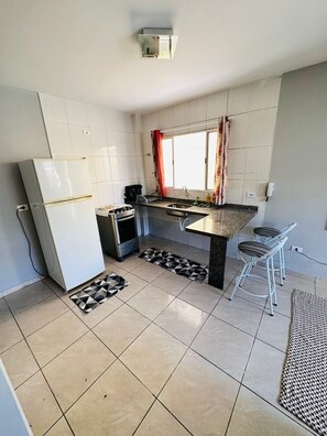 Geladeira, micro-ondas, fogão, cooktop