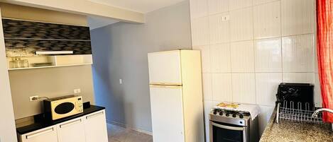 Frigorífic, microones, forn i placa de cuina