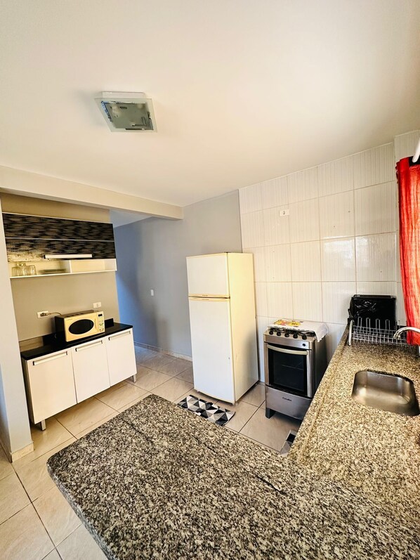 Geladeira, micro-ondas, fogão, cooktop