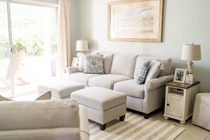 Smart TV - Summer Special – Condo Steps to Pier & Shops (St Simons Island)