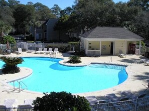 A heated pool - Summer Special – Condo Steps to Pier & Shops (St Simons Island)