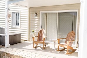Terrace/patio - Summer Special – Condo Steps to Pier & Shops (St Simons Island)