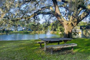 Outdoor dining - Summer Special – Condo Steps to Pier & Shops (St Simons Island)
