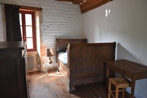 4 Schlafzimmer, Schreibtisch, Bügeleisen/Bügelbrett, Reisekinderbett