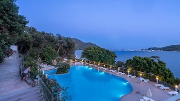 Seasonal outdoor pool