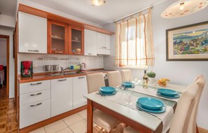 Fridge, microwave, oven, coffee/tea maker - Beach front apartment in Crikvenica with WiFi (Crikvenica)