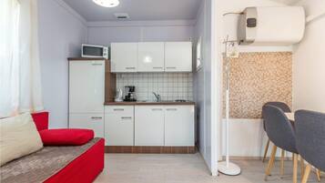 Jääkaappi, liesi, kahvin-/teenkeitin