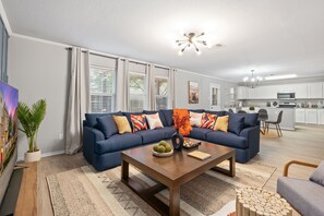 Smart TV, video games - Epic Fun Luxury 4 BR in DFW w/ Casino & Lounge! (Grand Prairie)