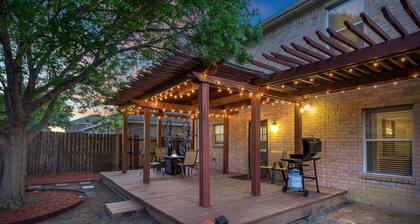 Epic Fun Luxury 4 BR in DFW w/ Casino & Lounge!