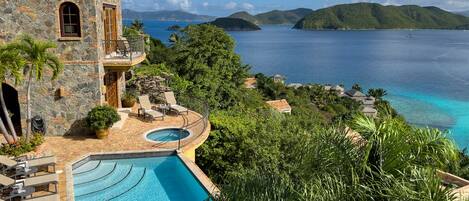 Una piscina con borde infinito