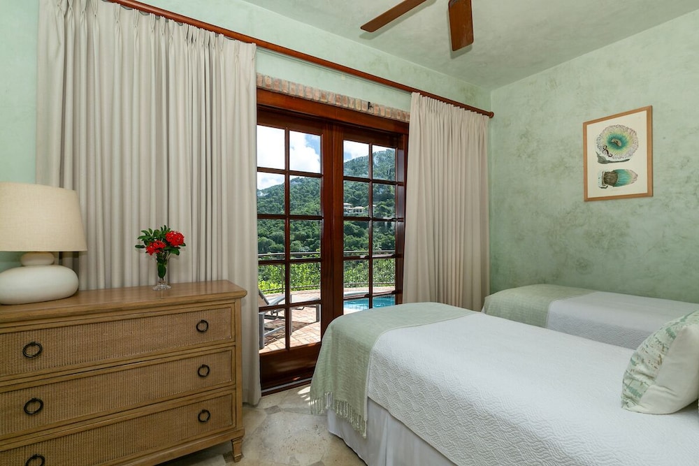 Cinnamon Breeze Ultraluxury villa in Peter Bay Estate Estate Peter