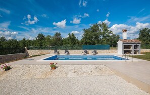 Indoor pool - Stunning home in Malisi (Malisi)