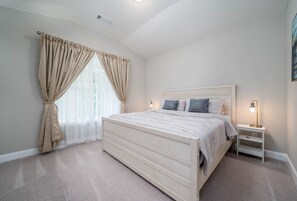 3 bedrooms, iron/ironing board, WiFi, bed sheets - The Athens Escape - Minutes from UGA! Go Dawgs! (Athens)