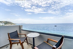 Deluxe Σουίτα, 1 King Κρεβάτι με Καναπέ-Κρεβάτι, Μη Καπνιστών, Θέα στη Θάλασσα | Ηχομόνωση, σίδερο/σιδερώστρα, δωρεάν Wi-Fi, κλινοσκεπάσματα 