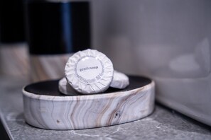 华丽双人房, 1 张大床, 无烟房, 城市景观 | 浴室 | 淋浴设施、大花洒淋浴喷头、吹风机、毛巾