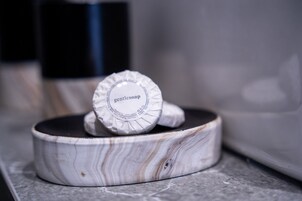 Deluxe Δίκλινο Δωμάτιο (Double), 1 Queen Κρεβάτι, Μη Καπνιστών, Θέα στην Πόλη | Μπάνιο | Ντουζιέρα, ντους βροχής, πιστολάκι μαλλιών, πετσέτες