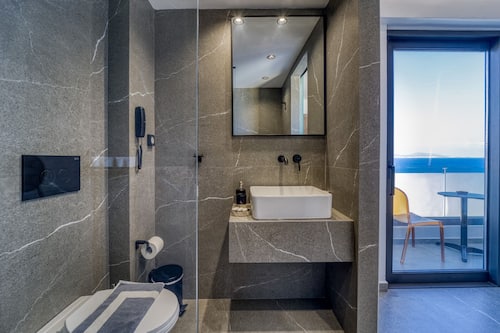 Deluxe Suite, 1 King Bed with Sofa bed, Non Smoking, Sea View | Bathroom