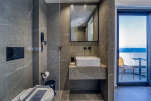 华丽套房, 1 张特大床和 1 张沙发床, 无烟房, 海景 | 浴室 | 淋浴设施、大花洒淋浴喷头、吹风机、毛巾