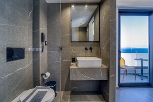 Deluxe Σουίτα, 1 King Κρεβάτι με Καναπέ-Κρεβάτι, Μη Καπνιστών, Θέα στη Θάλασσα | Μπάνιο | Ντουζιέρα, ντους βροχής, πιστολάκι μαλλιών, πετσέτες