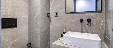 豪華雙人房, 1 張加大雙人床, 非吸煙房, 城市景觀 | 浴室 | 淋浴設備、淋浴花灑、吹風機、毛巾