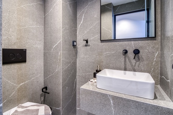 Quarto casal luxo, 1 cama Queen, para não fumantes, vista para a cidade | Banheiro | Chuveiro, chuveiro com efeito de chuva, secador de cabelo