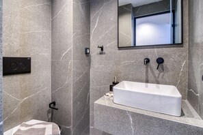 Deluxe Double Room, 1 Queen Bed, Non Smoking, City View | Bathroom | Shower, rainfall showerhead, hair dryer, towels