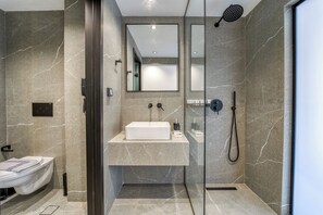 Deluxe Double Room with Side Sea View | Bathroom | Shower, rainfall showerhead, hair dryer, towels - Island Sea Side Hotel - Adults Only (Rhodes)