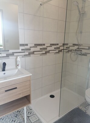 Regadera, amenidades de baño gratuitas, secadora de cabello, toallas 