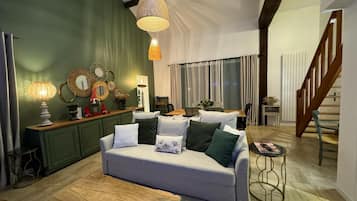 TV connectée, cheminée, table de tennis de table