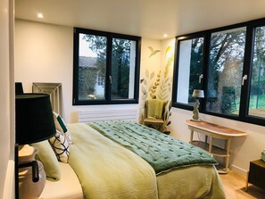 2 bedrooms, desk, soundproofing, iron/ironing board