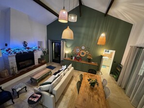 Smart-tv, een open haard en een tafeltennistafel