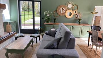 TV connectée, cheminée, table de tennis de table