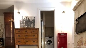 A staircase with wooden steps and a red washing machine in the background. - Entire apartment in the heart of Tuscany, between Val di Chiana and Val d'Orcia. (Sinalunga)